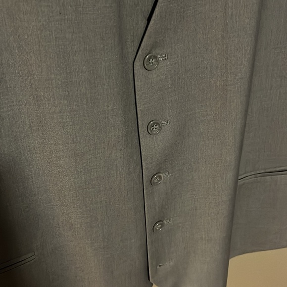 Caravelli gray 3 piece suite. Like new. 54L coat and 50 waist pant. - Picture 9 of 16